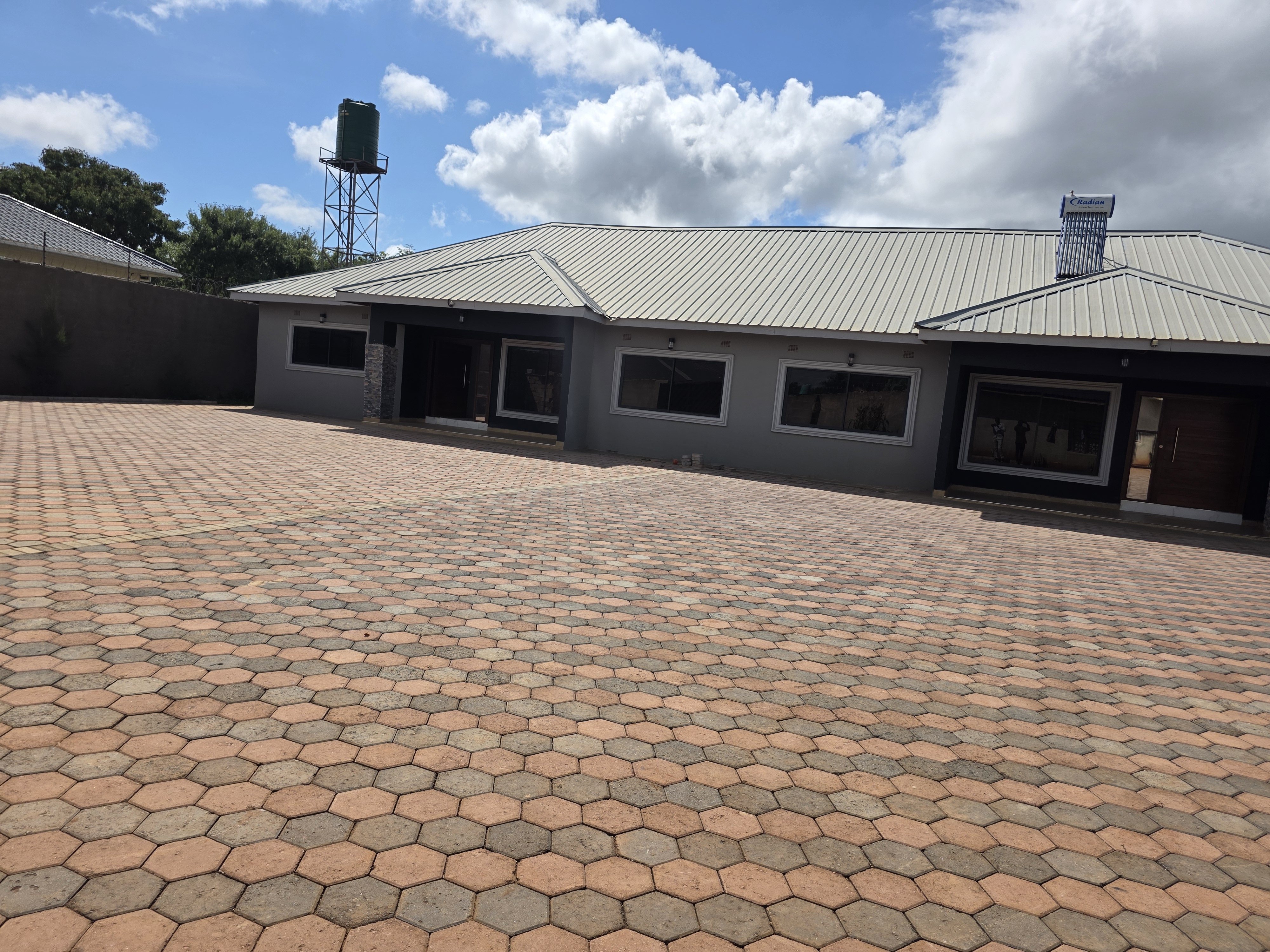 3 bedroom flats for rent in lilayi