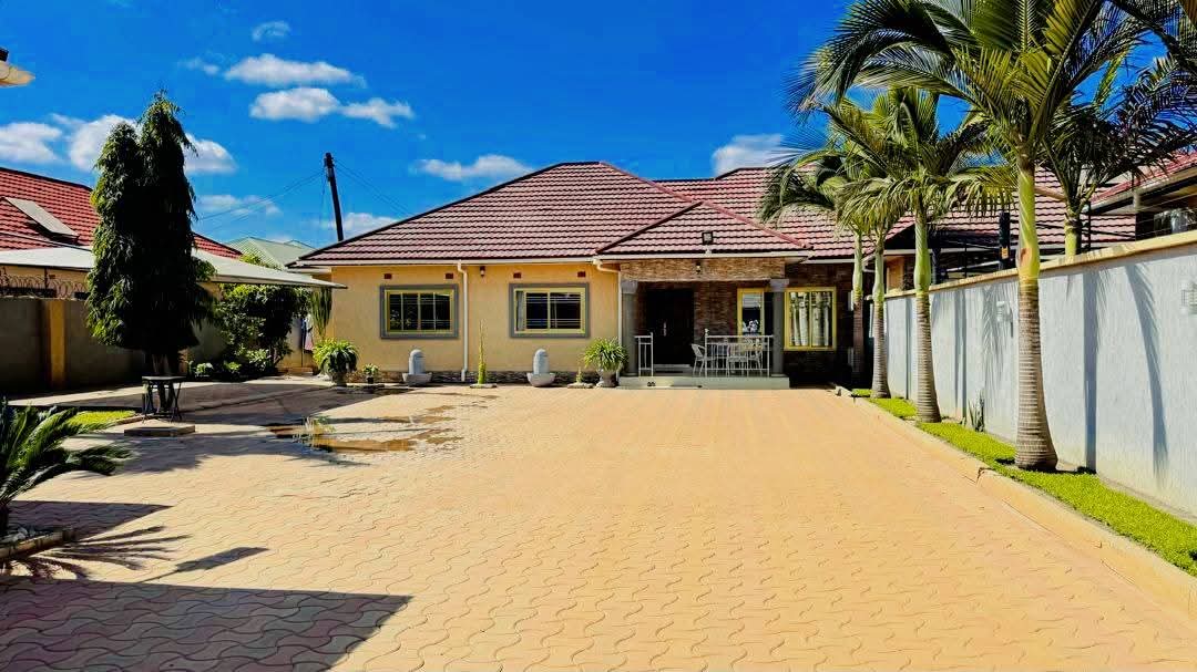 Complex of 4 flats for sale in chalala