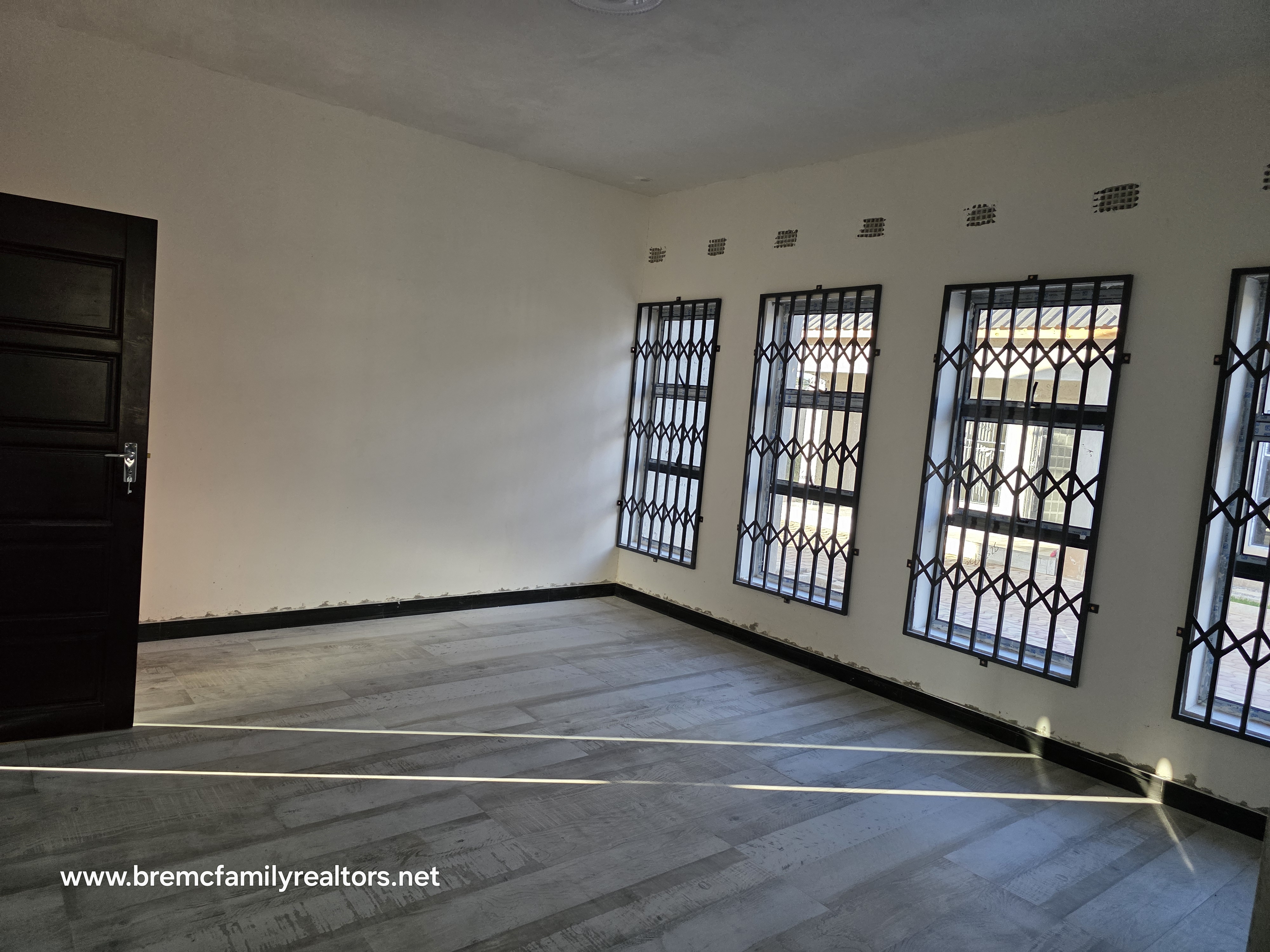 2 bedroomed flats for rent in meanwood Ibexhill photo 2