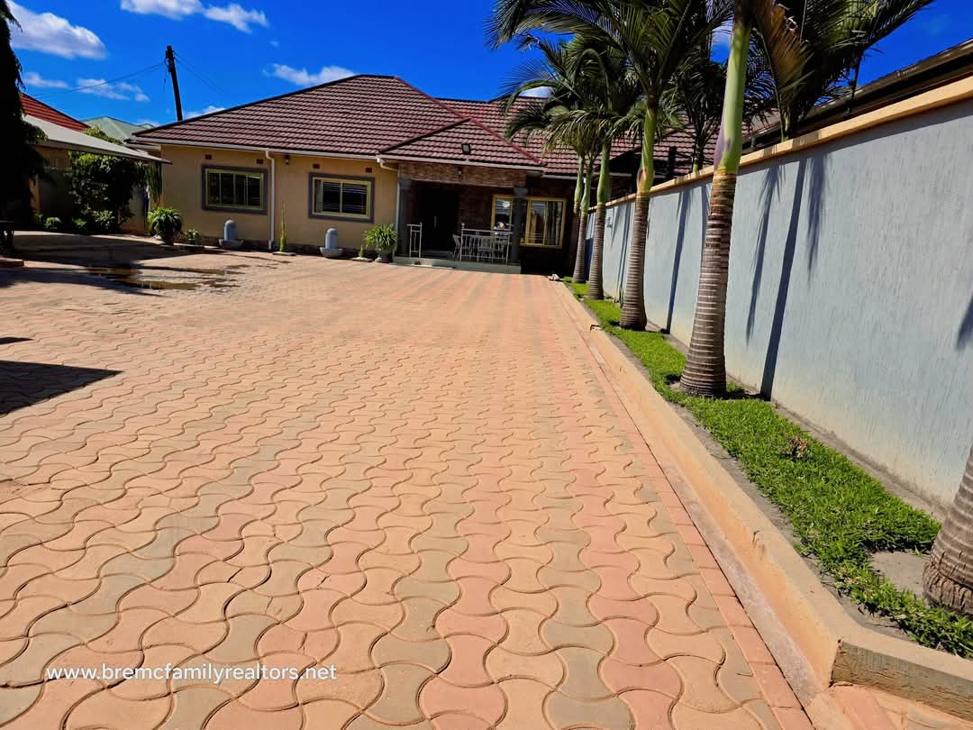 Complex of 4 flats for sale in chalala photo 3