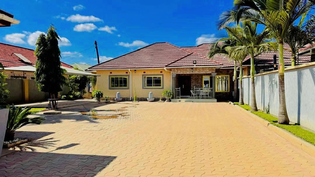 Complex of 4 flats for sale in chalala photo 4
