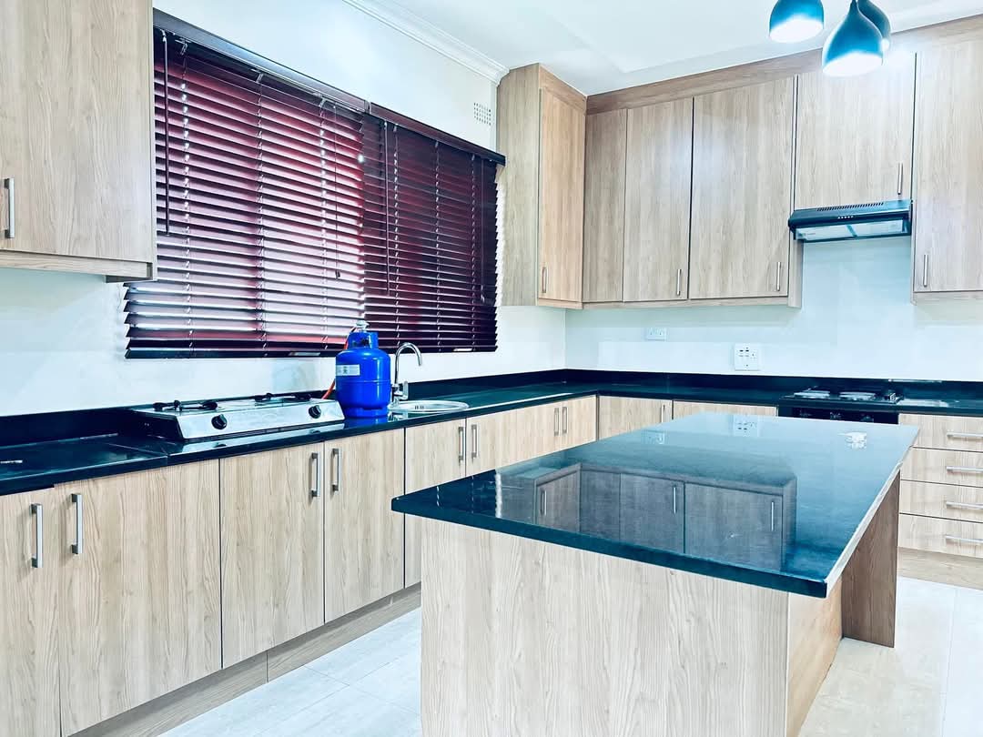 Beautiful 3 Bedroomed flat for rent in Ibexhill photo 3